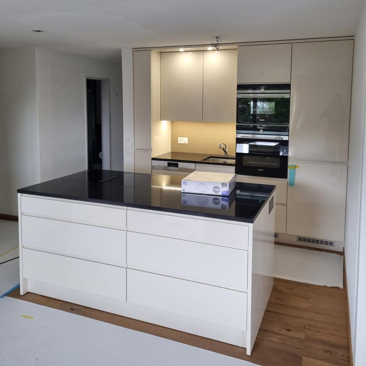 RIMS bau GmbH | Renovieren | Innenausbau | Montage | Sanierung. Angebot: Küchen, Fenster, Türen, Bad, Möbel